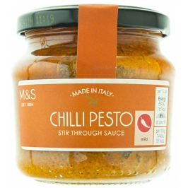 Marks & Spencer Mírně pálivé pesto z červených paprik s mandlemi a chilli